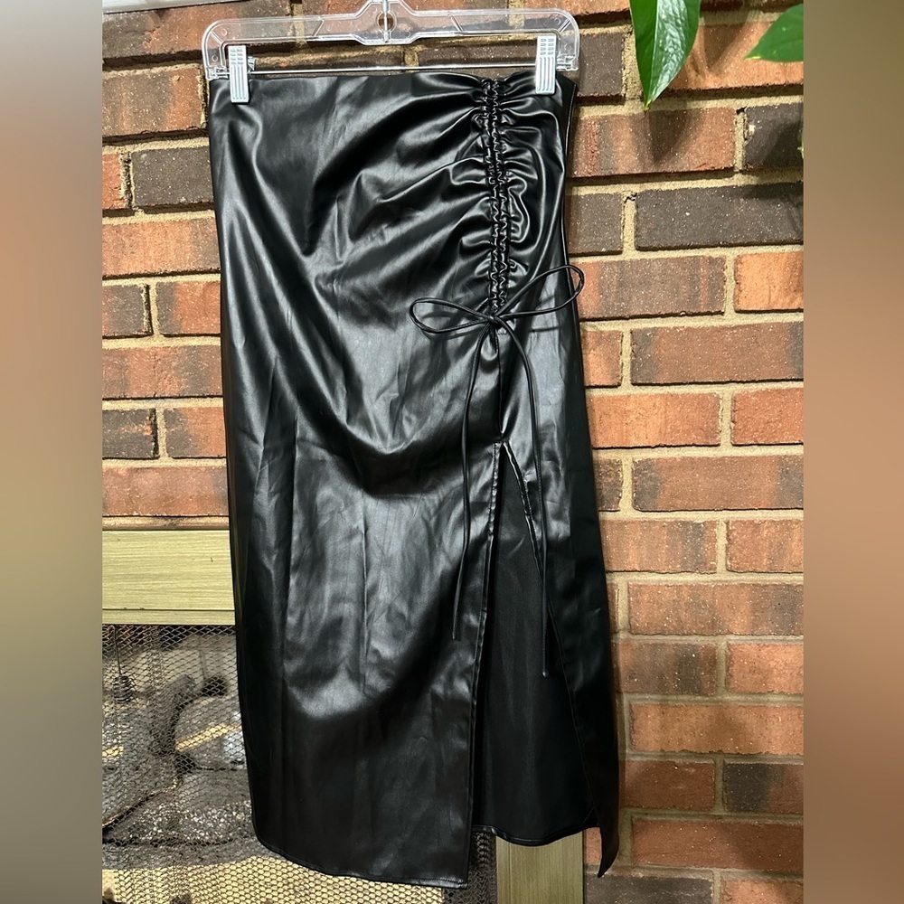 🛍️ sexy Faux leather skirt with split side excellent.